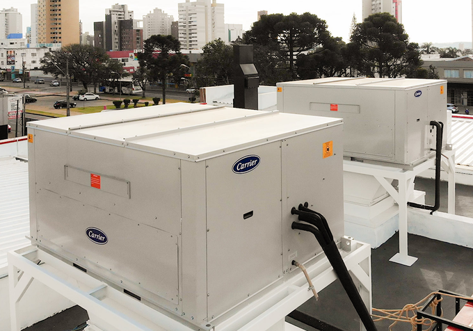 Equipamentos HVAC instalados em cobertura técnica