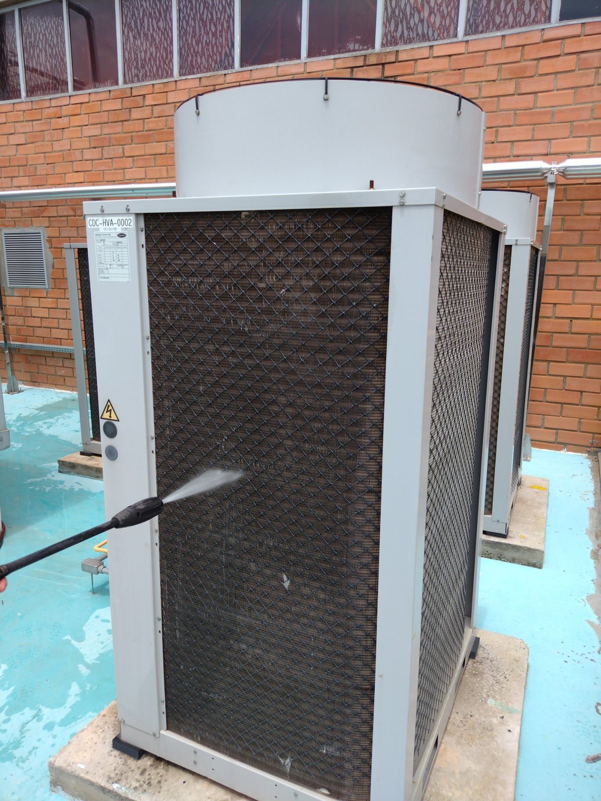 Limpeza técnica de serpentina em equipamento HVAC