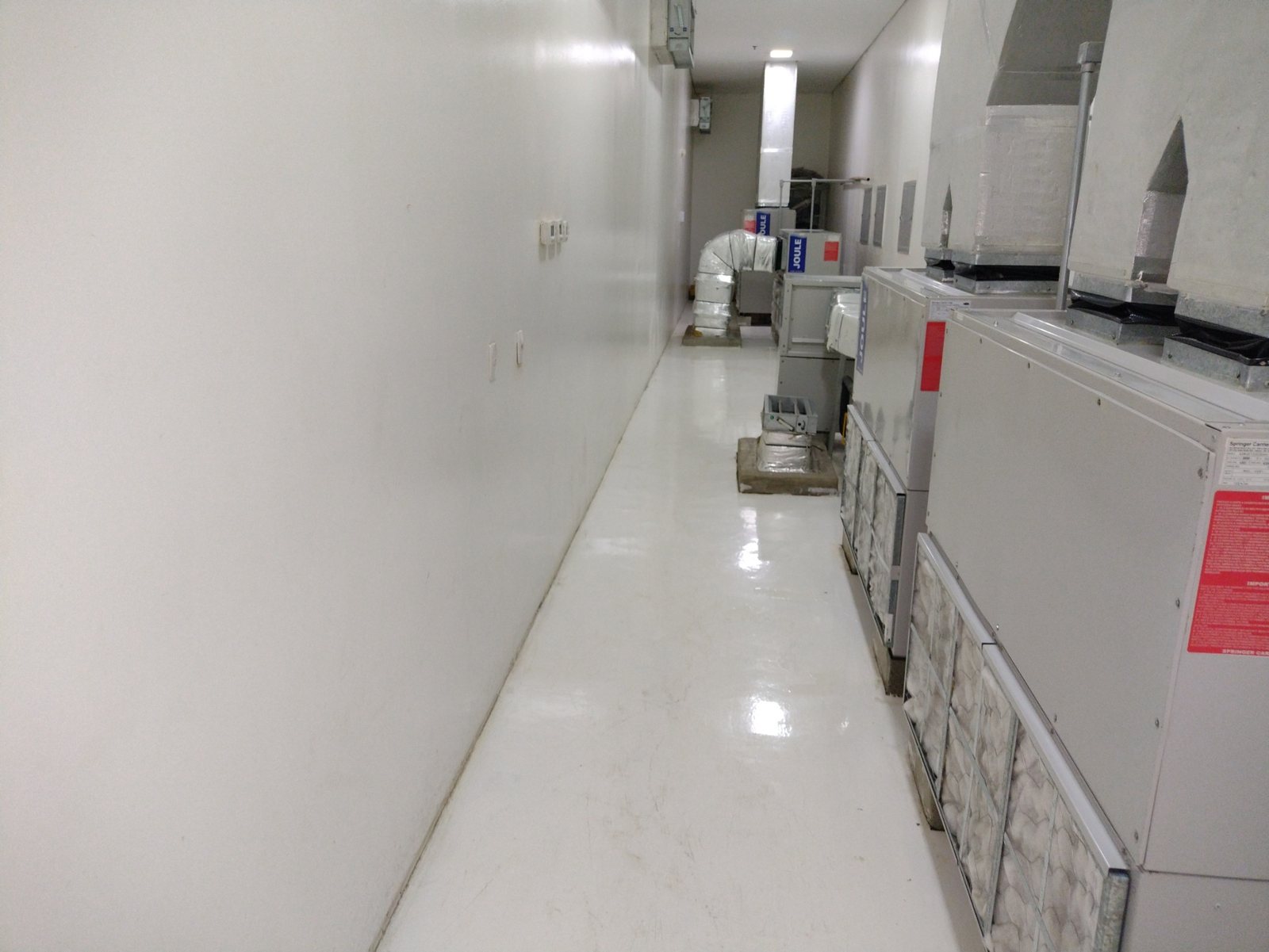 Sala técnica com equipamentos HVAC instalados
